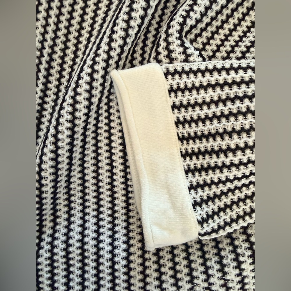 Nic+Zoe Zig Zag Split V Neck Knit Top Medium Black and White - Picture 6 of 9